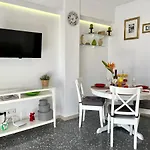 Papagayo Comodo, Bonito, Centrico * קלפה